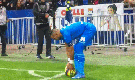 西媒：莫德里奇曾提出降薪留队方案，并愿意终老皇马（西媒：莫德里奇曾提降薪续留方案，愿在皇马终老）