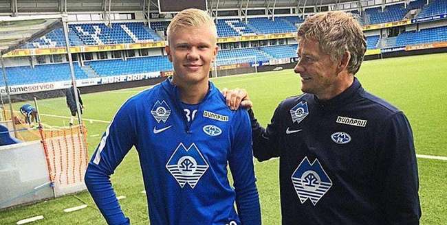 双引擎发力4-1大胜狼队，曼联升至第6：阿莫林终于是露出笑容（双核齐开火，曼联4-1击退狼队升至第6，阿莫林终于露笑）