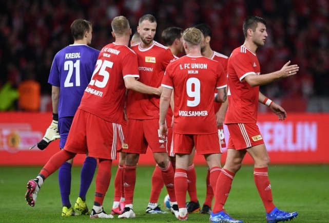 首节哑火随后迅速调整，里夫斯背靠背两战轰下80分（首节低迷迅速回暖，里夫斯背靠背两场砍下80分）