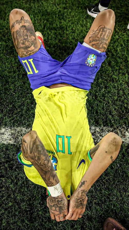 欧文突破防守连续得分（欧文强突防线连连得手）