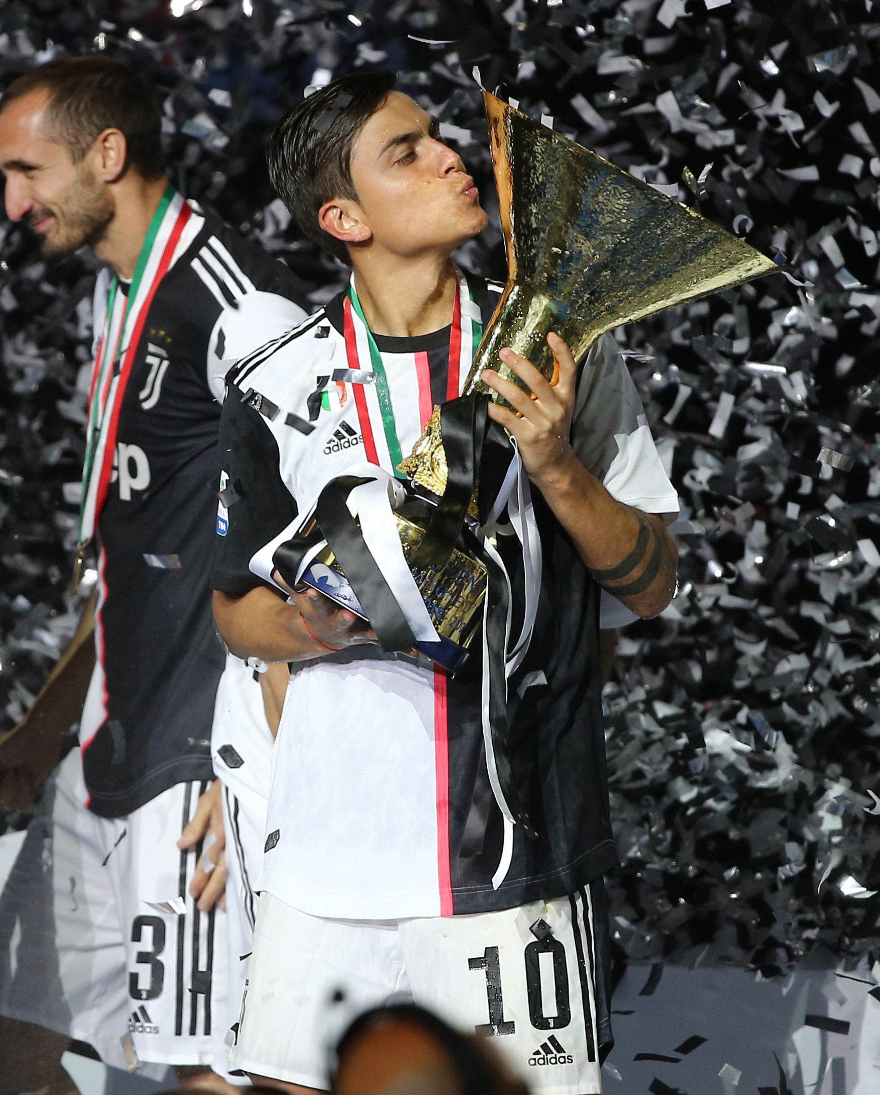 克雷莫内塞2-0莱切，博纳佐利建功，萨纳夫里亚锁定胜局（克雷莫内塞2比0力克莱切：博纳佐利先拔头筹，萨纳夫里亚终结悬念）